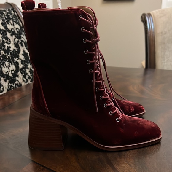 Sam Edelman
Westie 2 Lace-Up Velvet Square Toe Booties - Picture 6 of 12